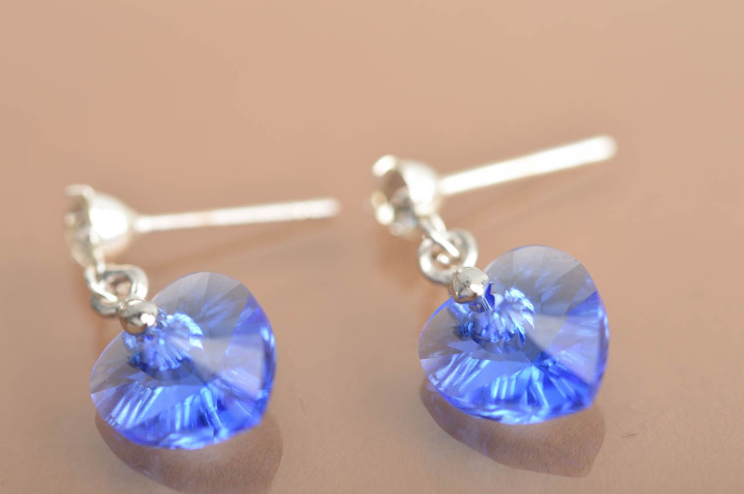 Серьги с кристаллами в виде сердечек голубые подвески нарядные ручная работа фото 4