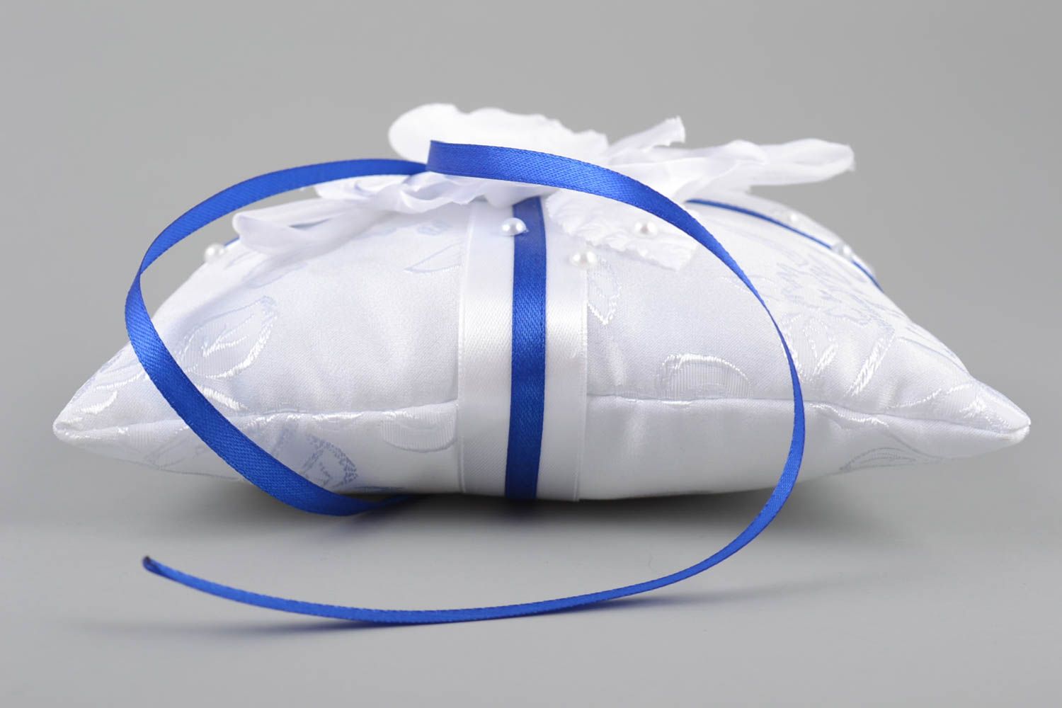 Свадебная подушечка для колец ручной работы из ткани красивая синяя с белым фото 4