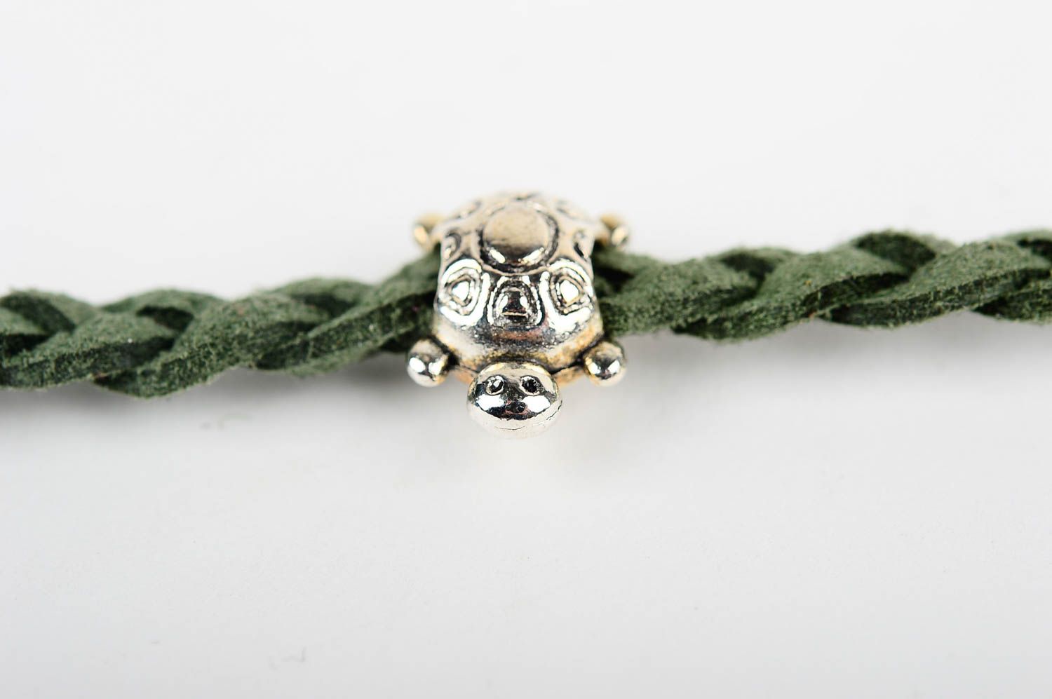Замшевый браслет хэнд мэйд браслет на руку зеленый плетеный украшение из кожи фото 3