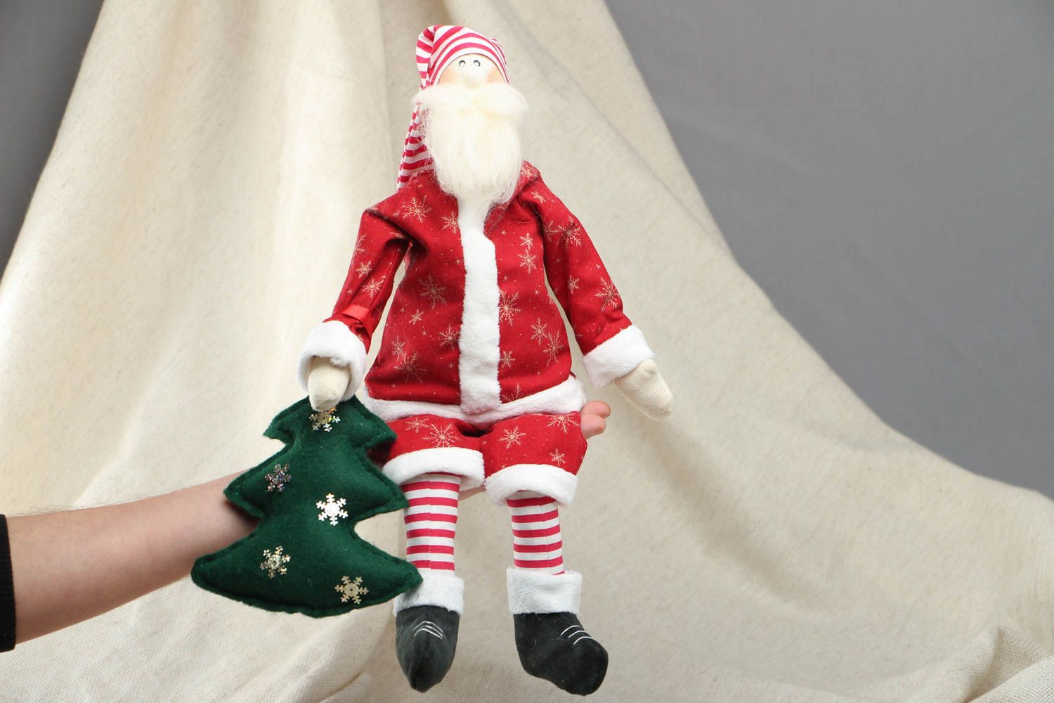 Мягкая игрушка в виде Санта Клауса с елкой фото 4