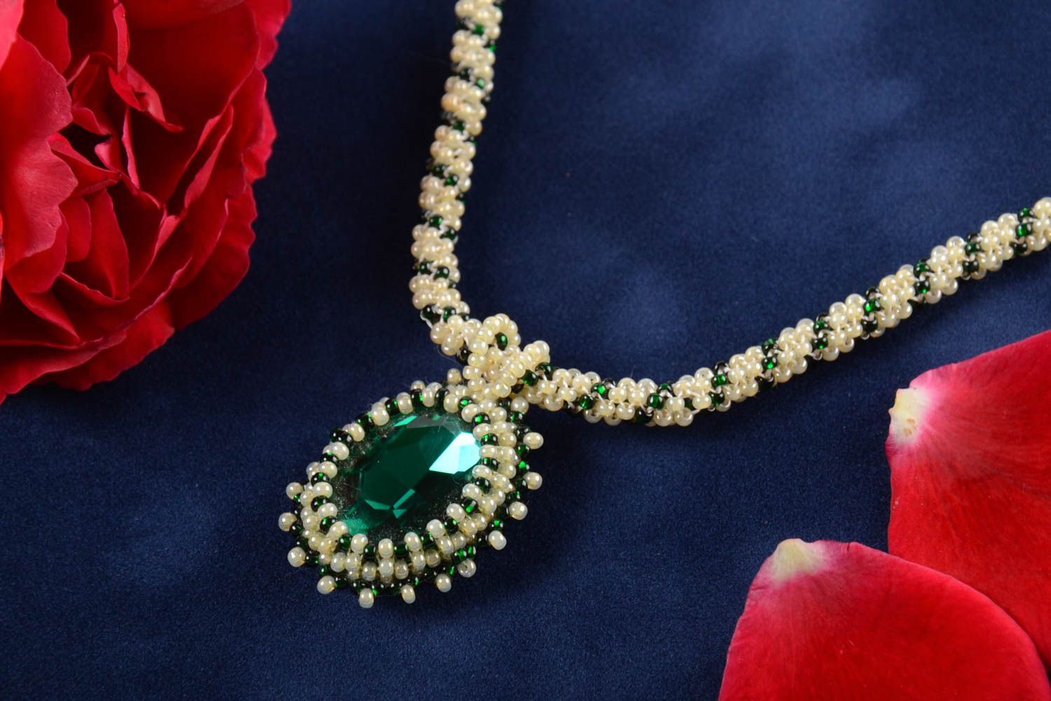 Collier en perles de rocaille avec pendentif vert fait main design élégant photo 5