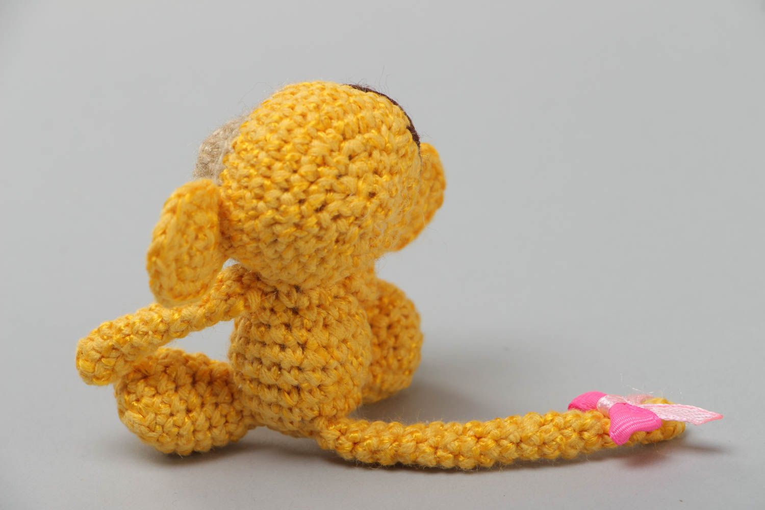 Jouet mou Singe jaune joli tricoté de fils acryliques au crochet petit fait main photo 3