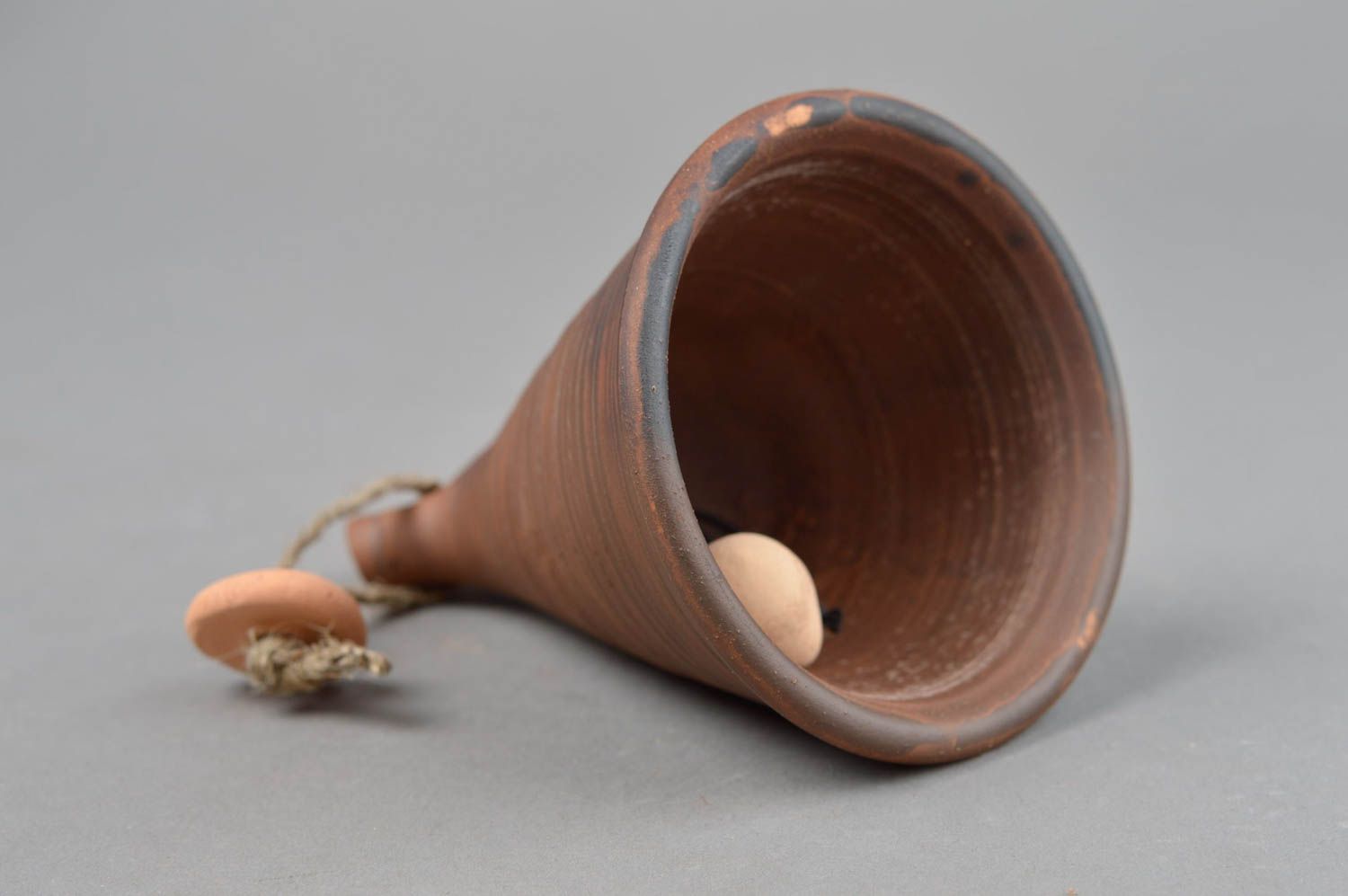 Керамический колокольчик ручной работы из красной глины на шнурке коричневый фото 3