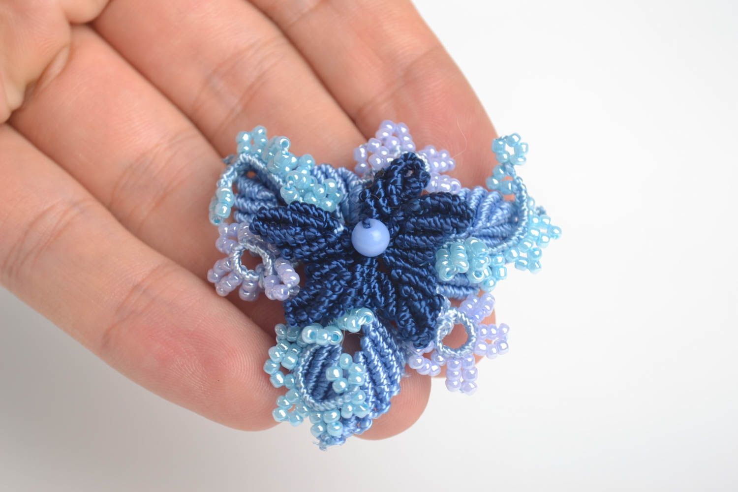 Broche fantaisie Bijou fait main fleur bleue perles fils Accessoire femme photo 5