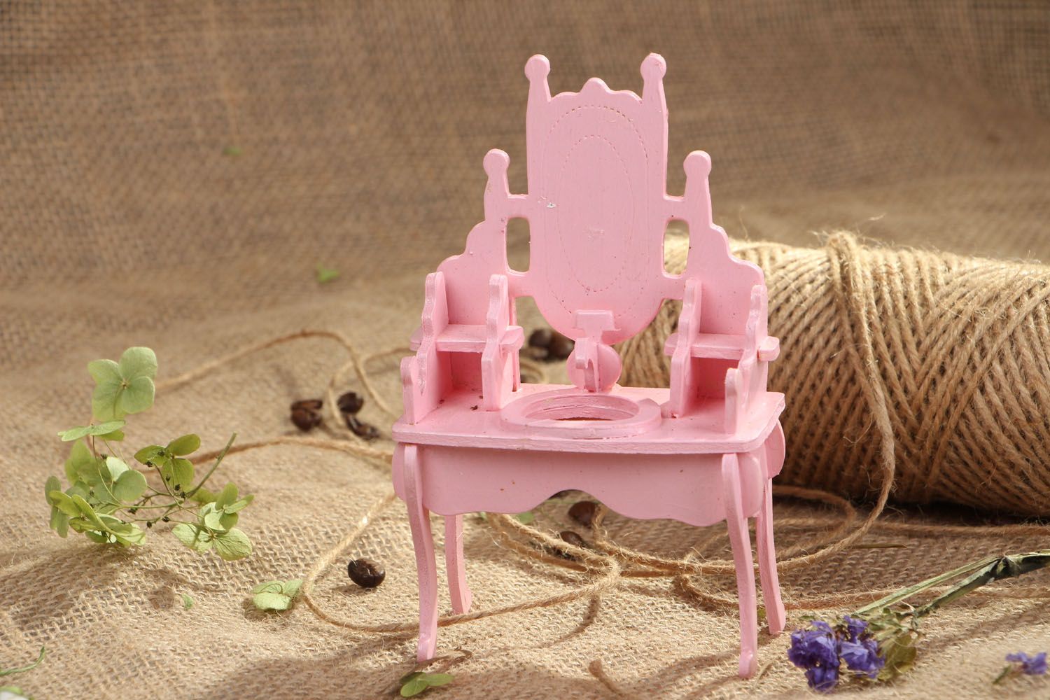 Table pour poupée en bois rose faite main photo 5