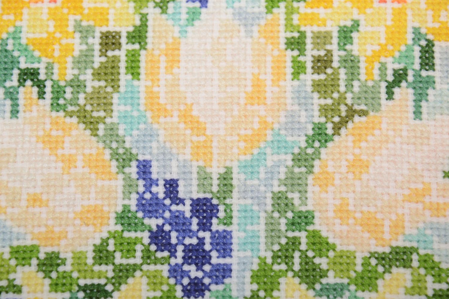 Карина вышитая крестиком Цветы мозаика фото 3