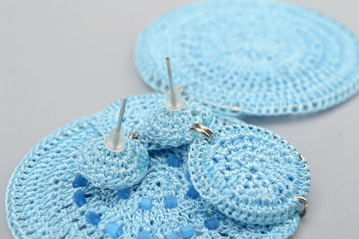 Boucles d'oreilles bleues tricotées au crochet photo 4