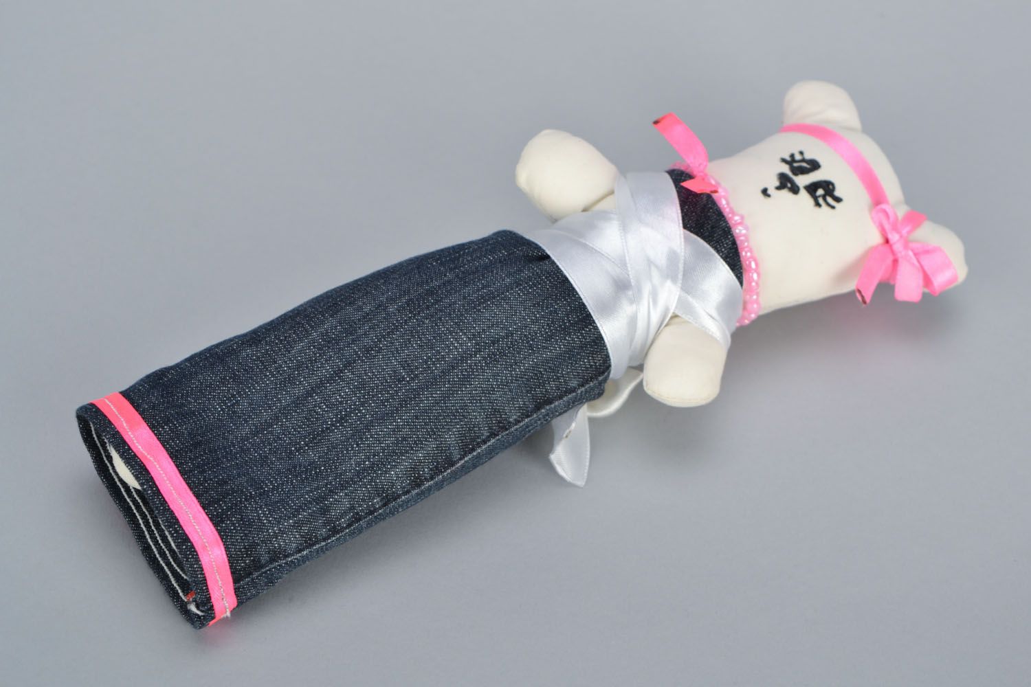 Brinquedo de tecido feito à mão Ursinho num vestido foto 3