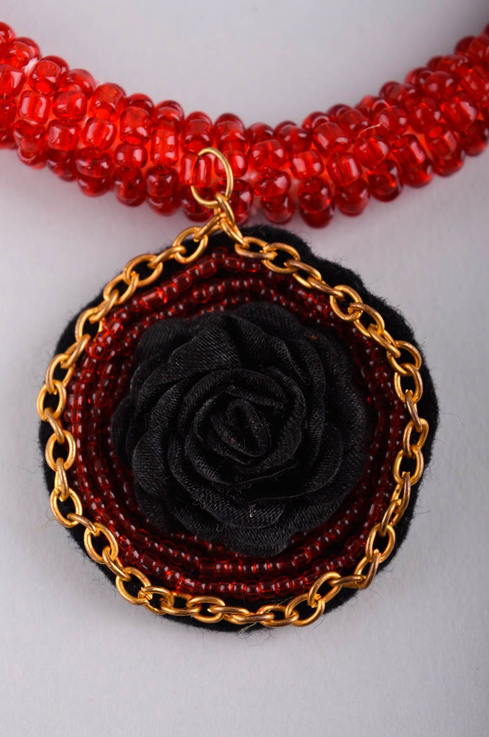 Украшение ручной работы колье из бисера красное ожерелье из бисера с подвеской фото 3