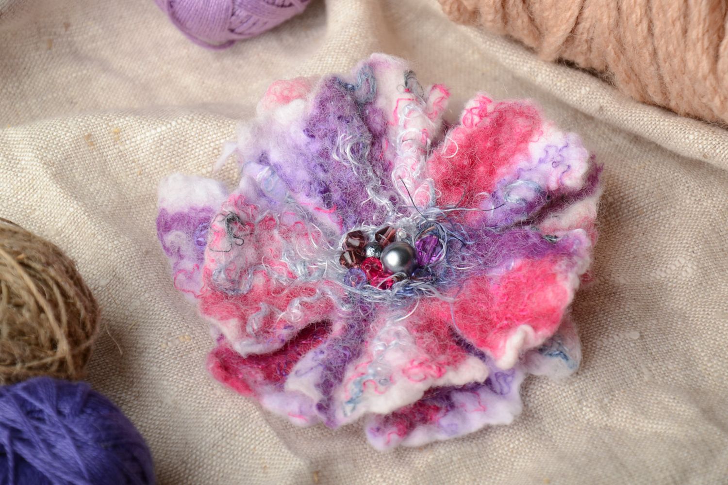Broche en laine feutrée fleur multicolore faite main photo 1
