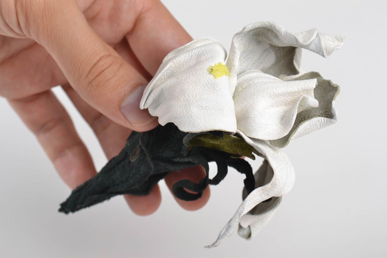 Broche fleur Bijou fantaisie Accessoire femme en cuir naturel Iris blanc photo 3