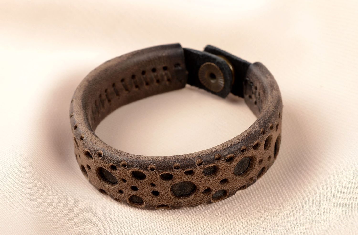 Кожаный браслет украшение ручной работы коричневый браслет на руку стильный фото 5