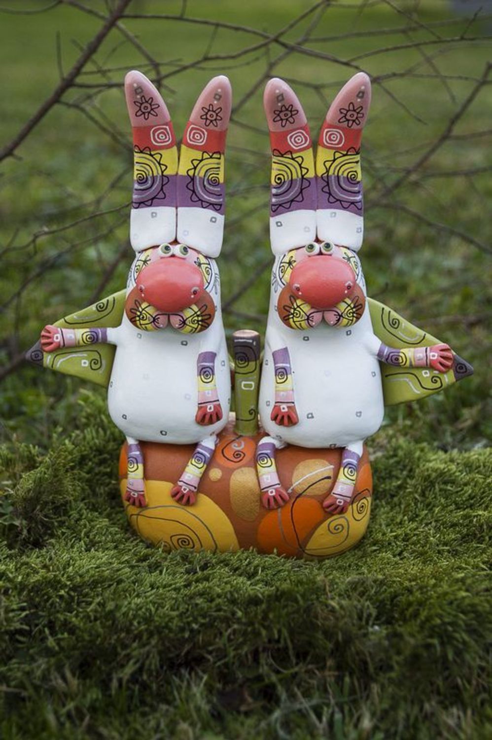 Estatuilla cerámica “Conejos en manzano” foto 2