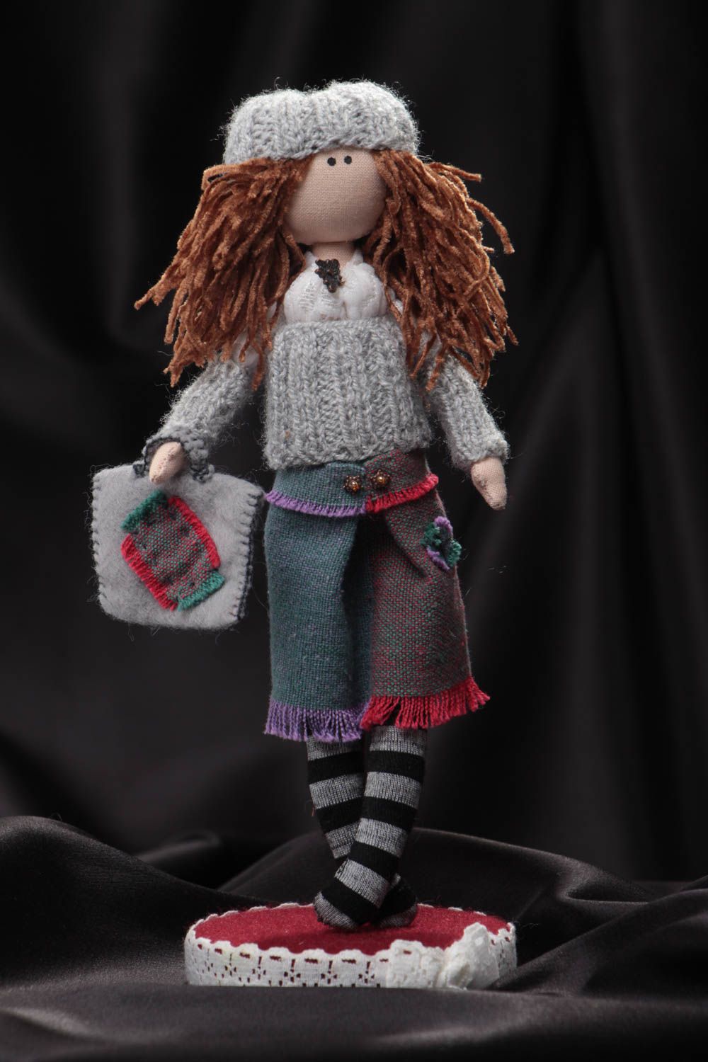 Милая кукла для интерьера пошитая вручную из хлопка Модница на подставке хенд мейд фото 1