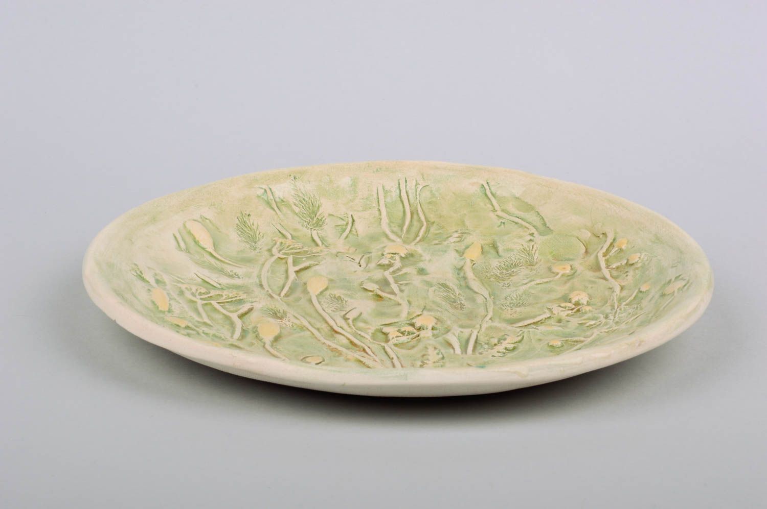 Assiette en argile peinte ronde vert clair avec motif en relief faite main photo 2