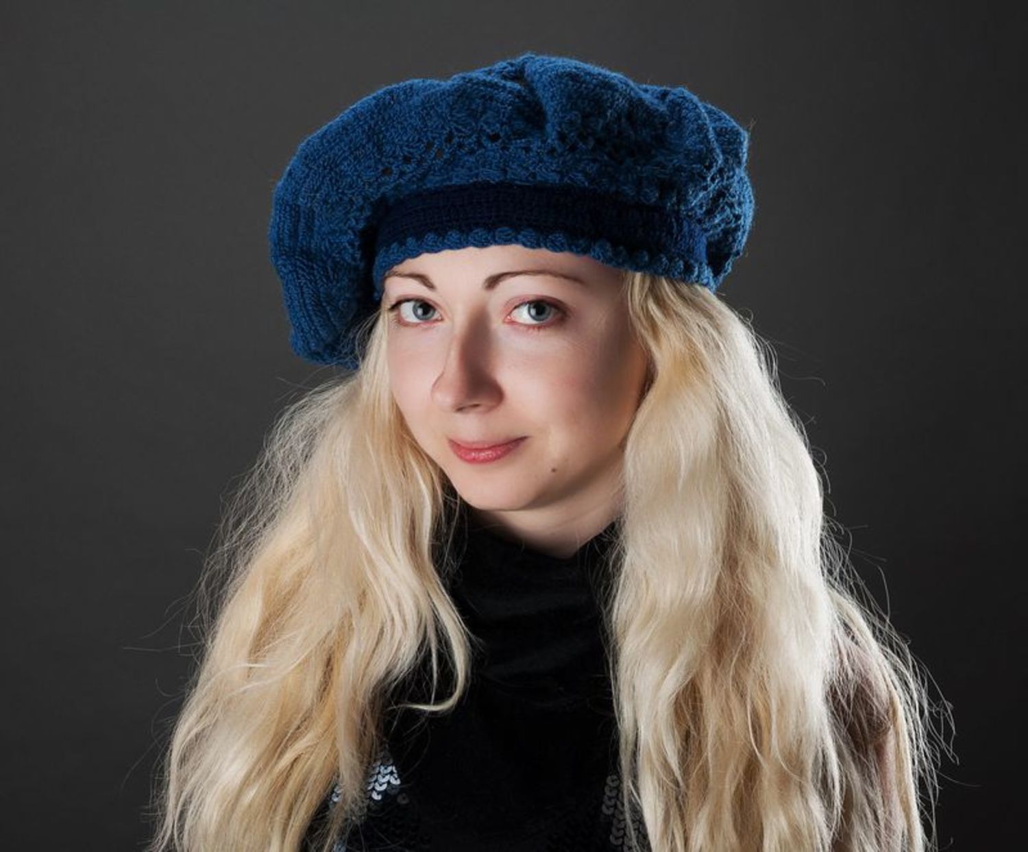 Blue knitted beret photo 1