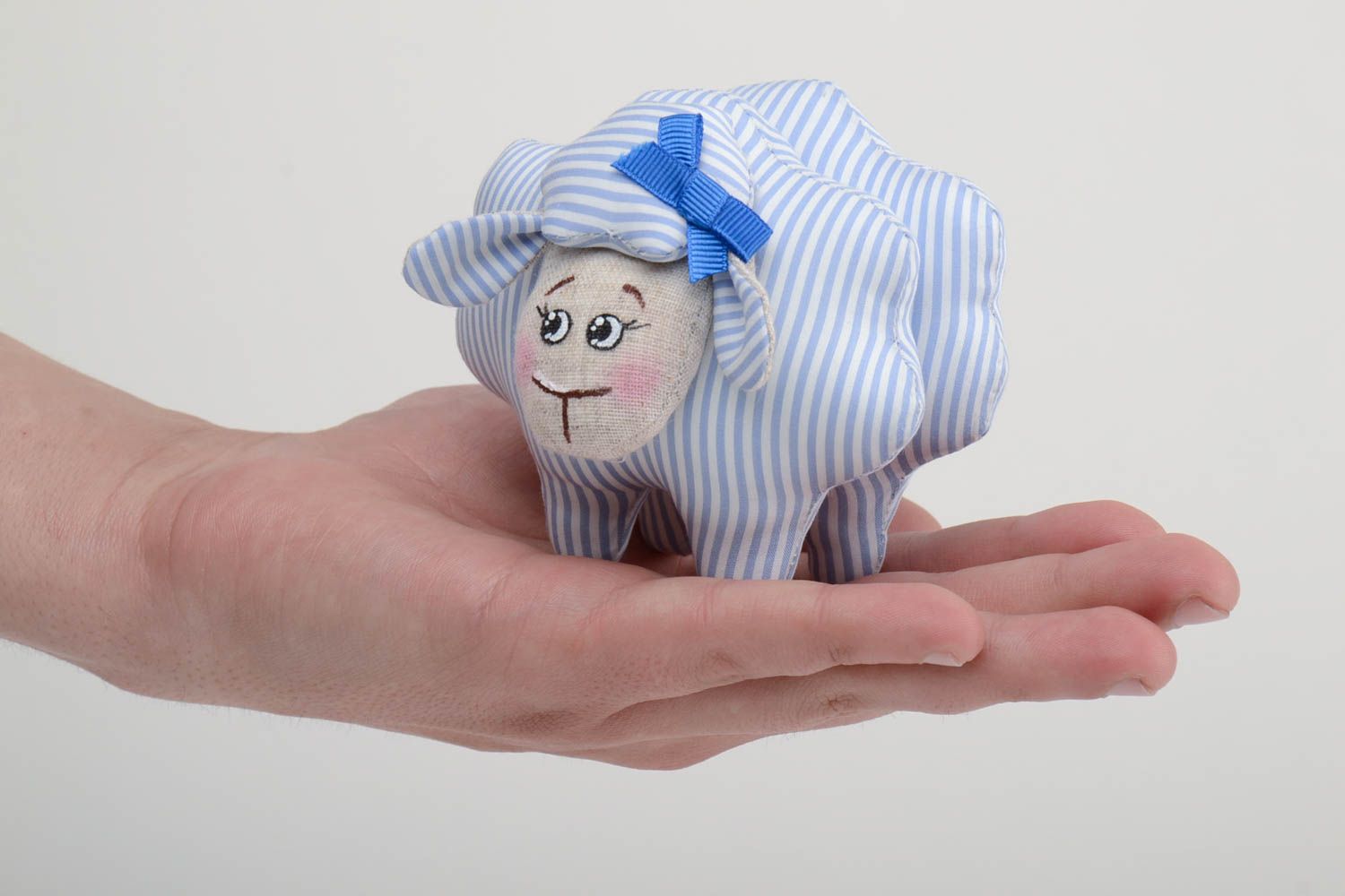 Мягкая тканевая игрушка овечка из льна расписная ручной работы голубая в полоску фото 5