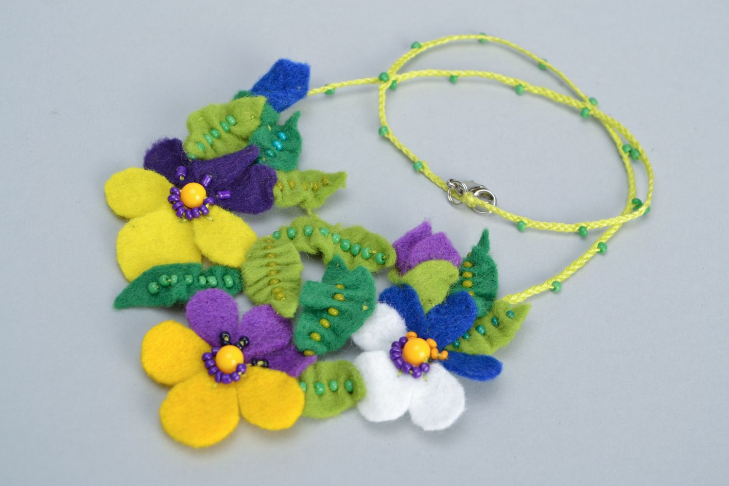 Collier en feutre et perles de rocaille fait main fleurs pensées tricolores photo 3