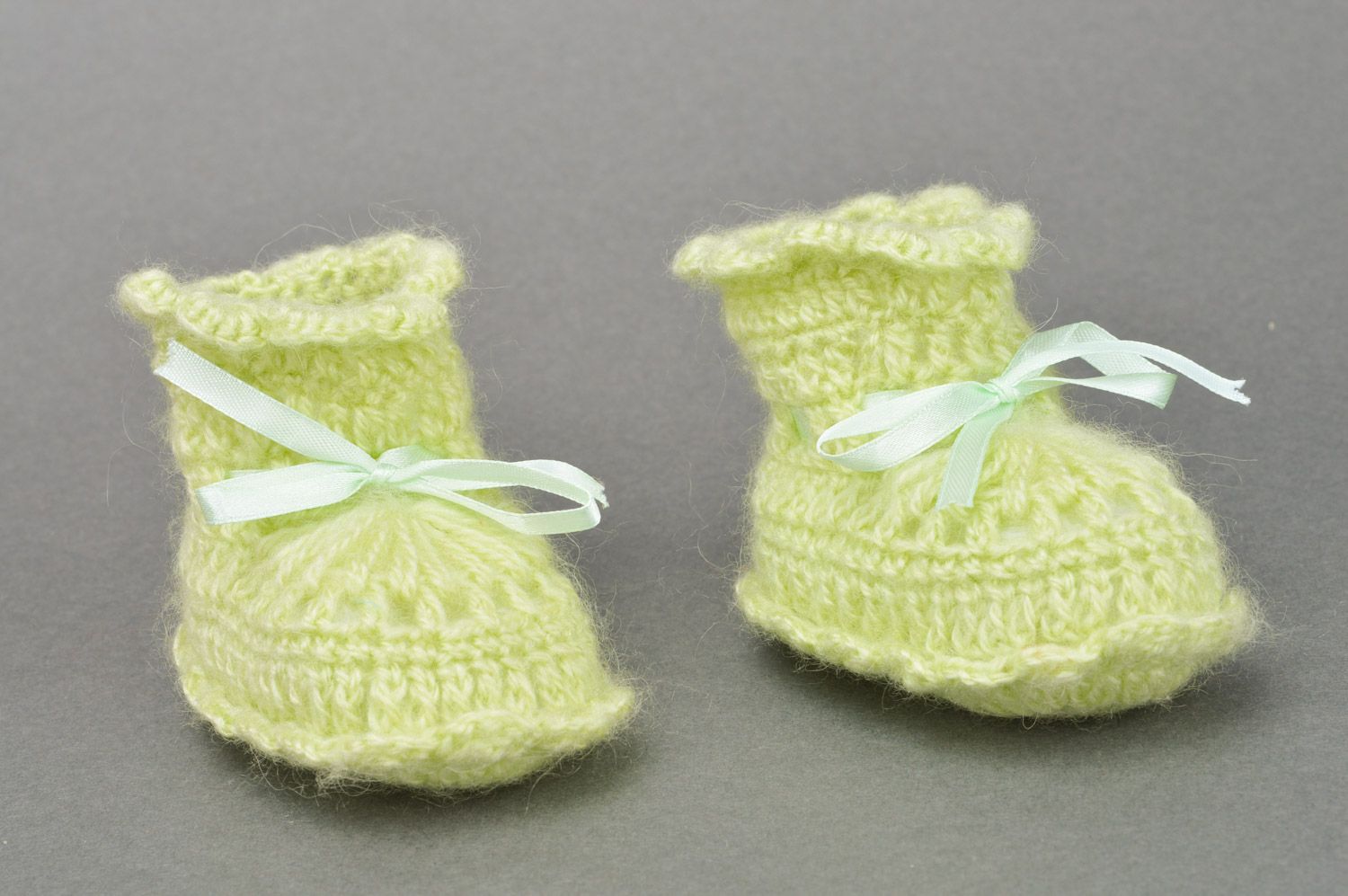 Gehäkelte handmade Babyschuhe mit Schuhbändern für Mädchen aus Acrylgarn hellgrün foto 2