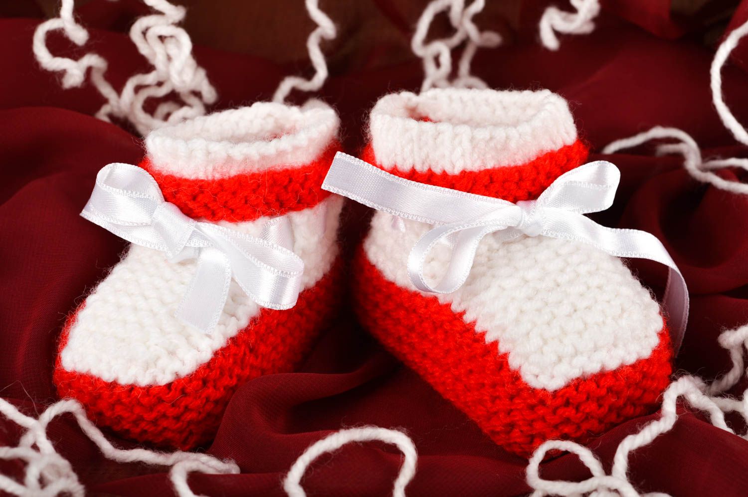 Chaussons bébé fille faits main Chaussures bébé blanc-rouge tricot Vêtement bébé photo 1