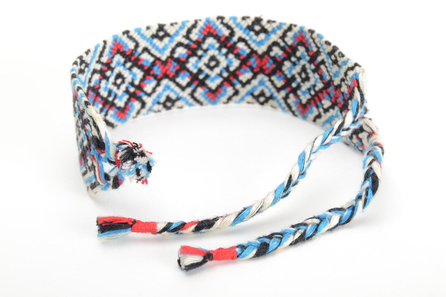Плетеный браслет из ниток разноцветный с орнаментом стильный широкий хенд мэйд фото 3