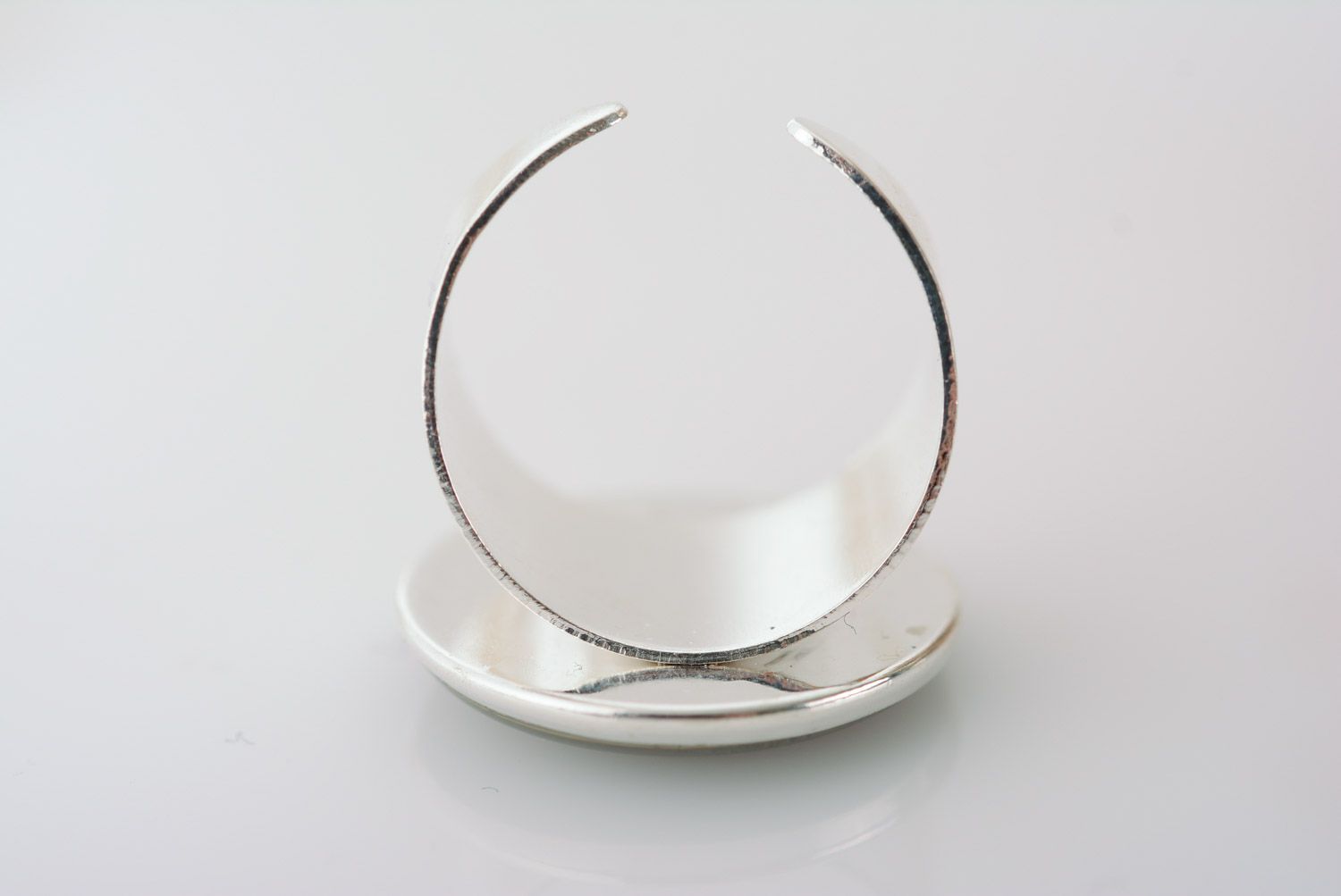Metallischer runder schwarzer handgemachter Ring aus Epoxidharz mit Blütenblatt foto 5