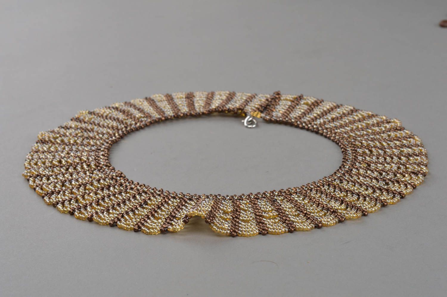 Collier en perles de rocailles fait main accessoire couleurs de cuivre et d'or photo 2