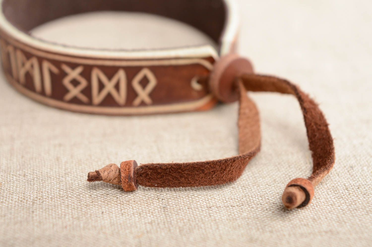 Bracelet en cuir brun sculpté avec runes fait main unisexe cadeau original photo 3