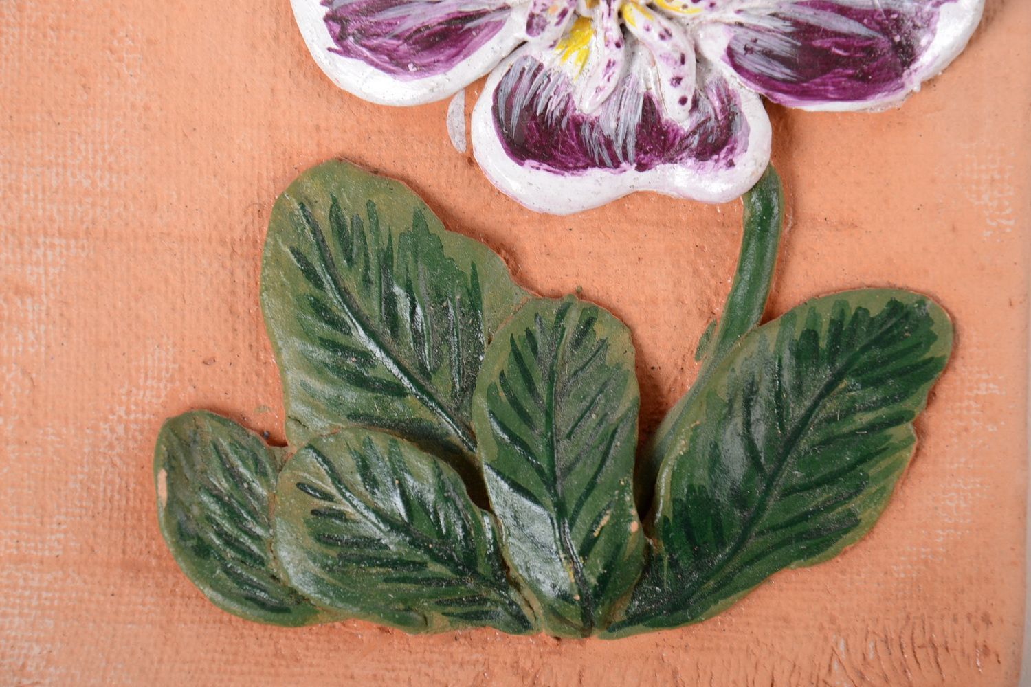 Décoration à suspendre avec fleurs lilas faite main en céramique peint photo 5