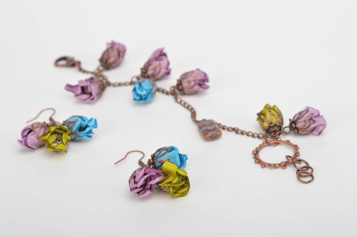 Parure bijoux Bracelet fait main Boucles d'oreilles pendantes roses en satin photo 4
