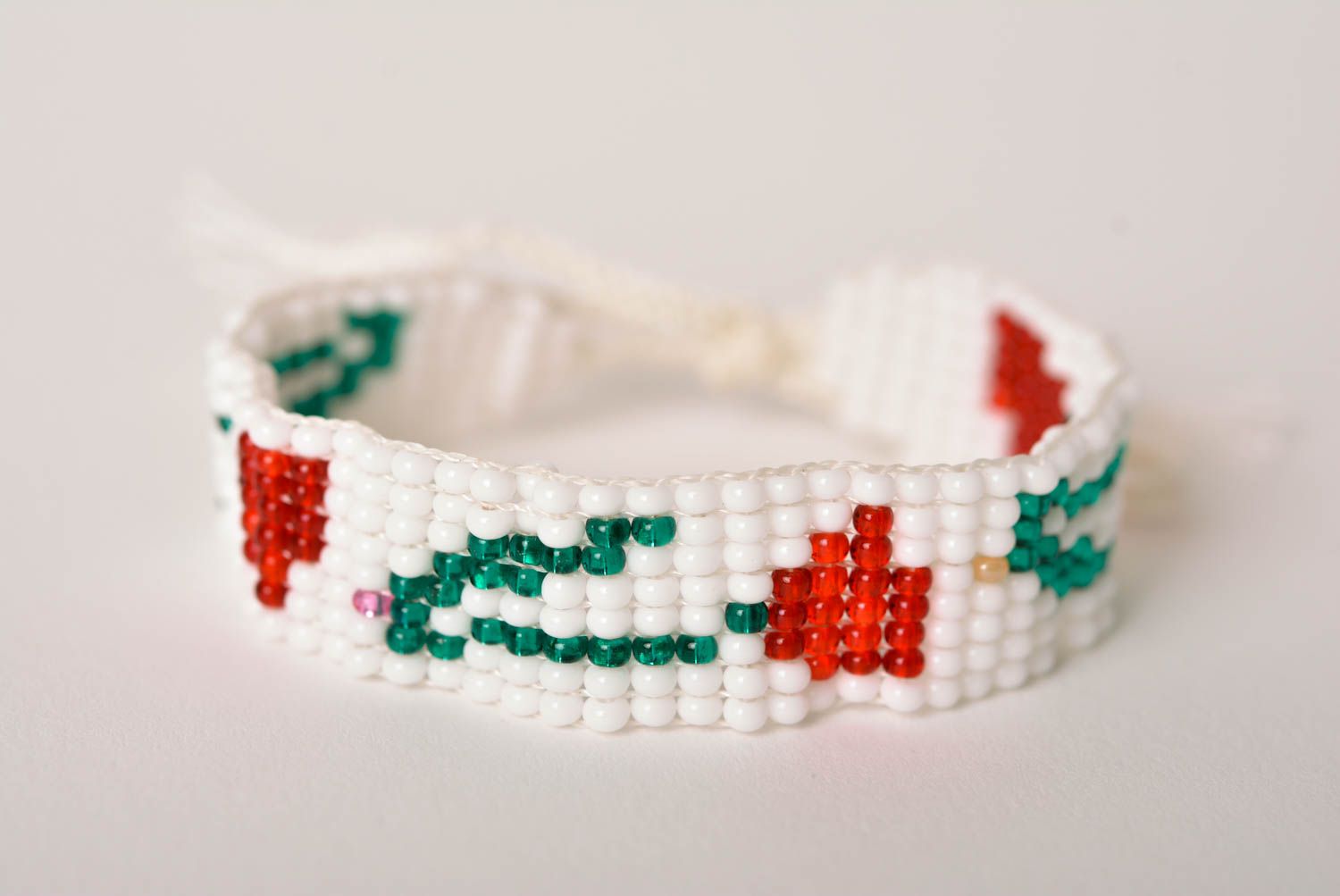 Floral tulips ornament beaded bracelet in white, red, and green color photo 1