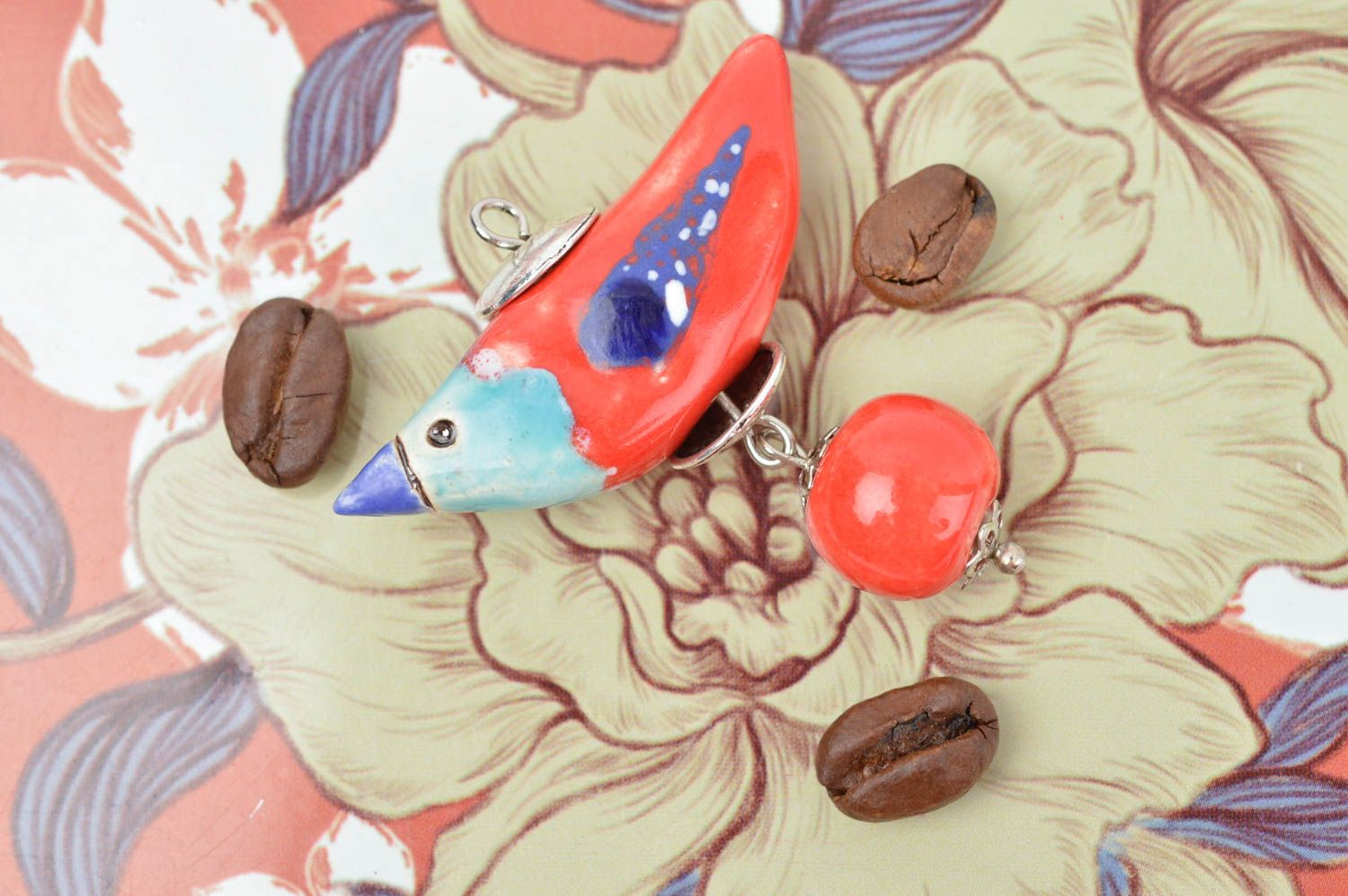 Кулон ручной работы птица с ягодкой авторский кулон подвеска из глины стильная фото 1