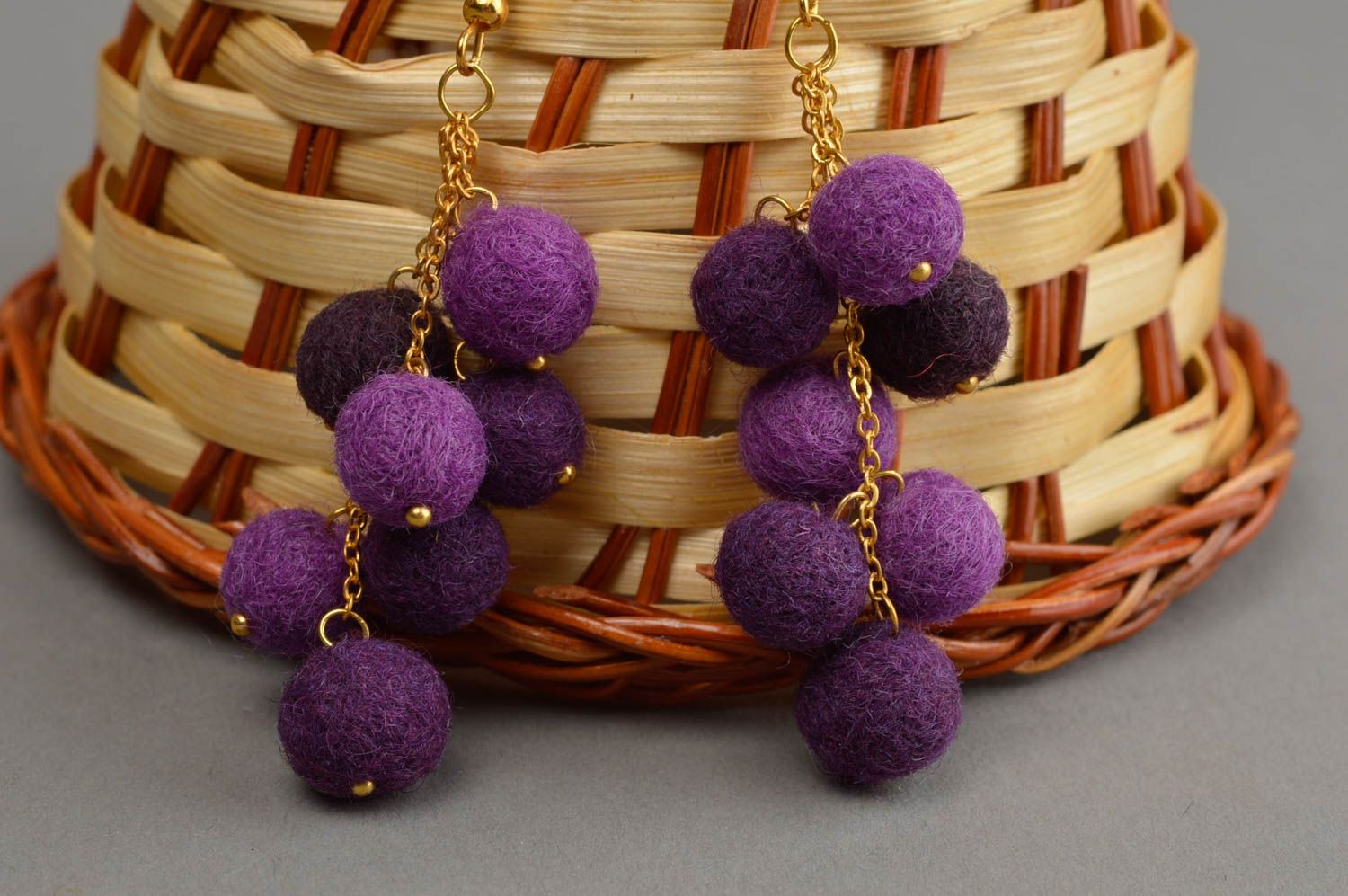Longues boucles d'oreilles en laine feutrée violettes pendantes faites main photo 1