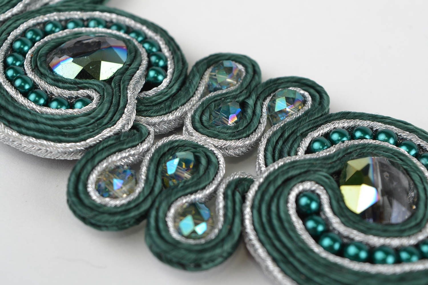 Grünes Soutache Collier handmade mit böhmischen Kristallen und Lederbasis foto 3