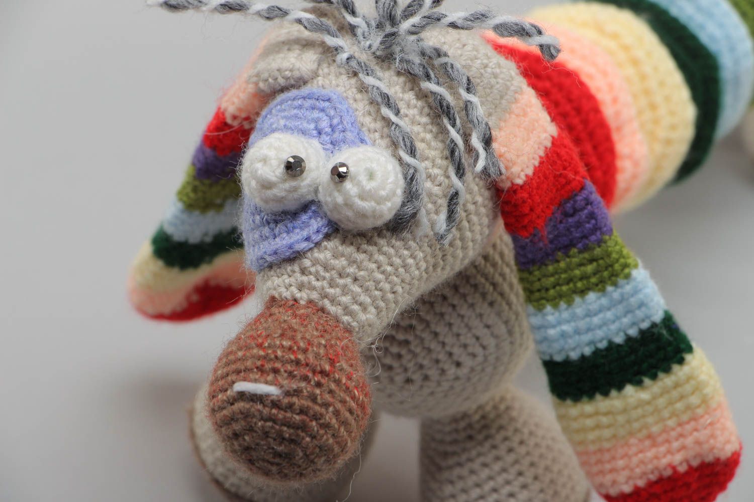 Peluche tricotée chien à rayures multicolores en fils acryliques faite main photo 3