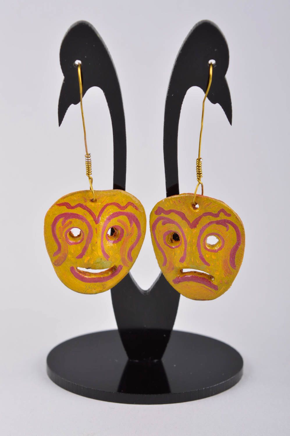 Украшение ручной работы керамические серьги длинные красивые серьги Желтые маски фото 2
