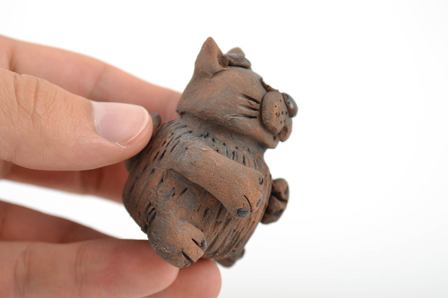 Kleine keramische Figur Kater mit Maus bemalt aus rotem Ton von Handarbeit foto 2