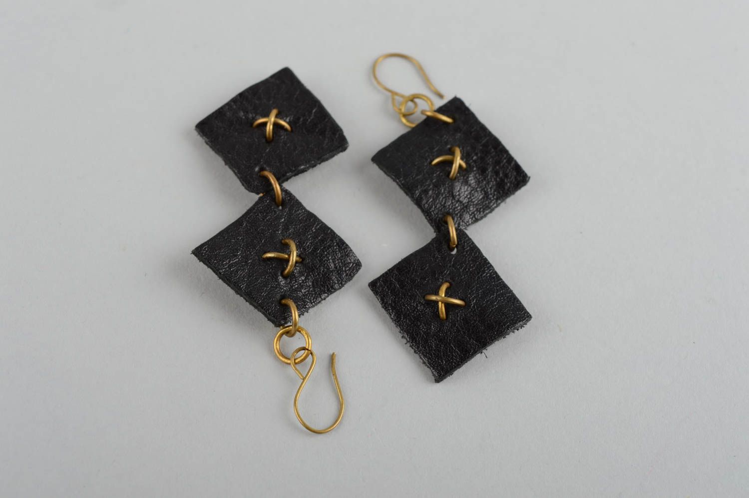 Boucles d'oreilles pendantes Bijoux fait main en cuir noires Cadeau femme photo 3