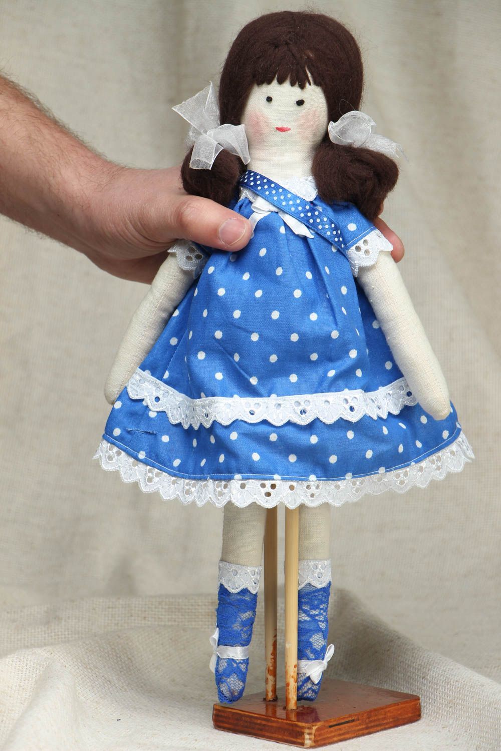 Muñeca de peluche hecha a mano con vestido azul foto 4