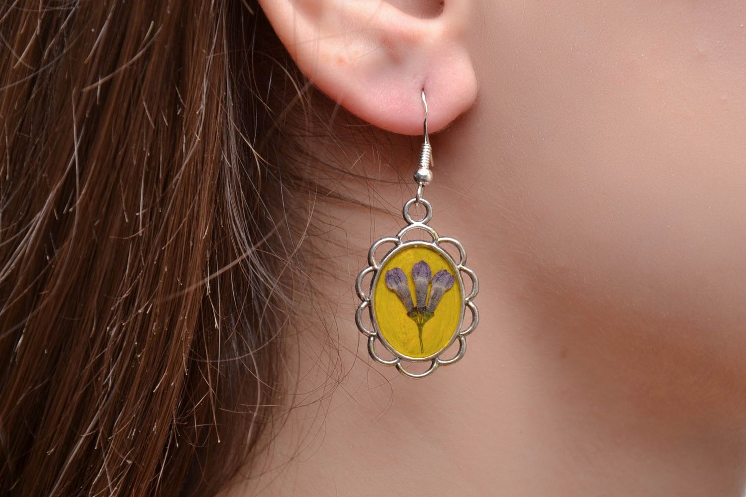 Boucles d'oreilles artisanales avec fleurs naturelles jaunes photo 2