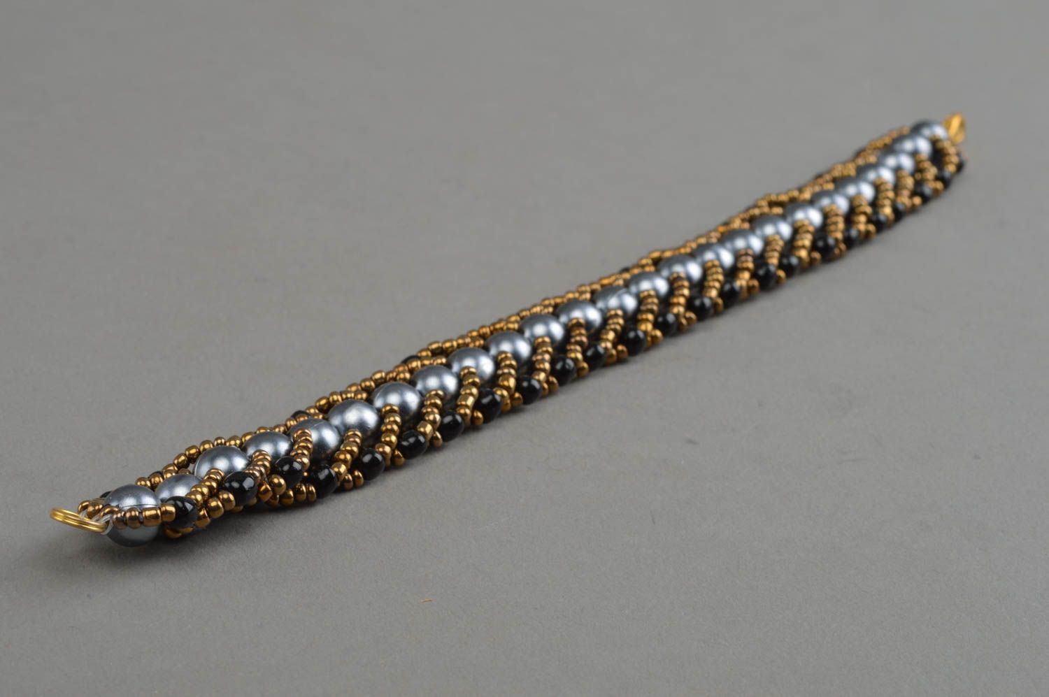 Joli bracelet en perles de rocaille et perles fantaisie gris fait main stylé photo 3