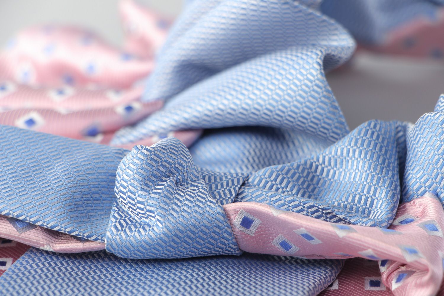 Текстильное колье воротник из галстуков голубо-розовое фото 4