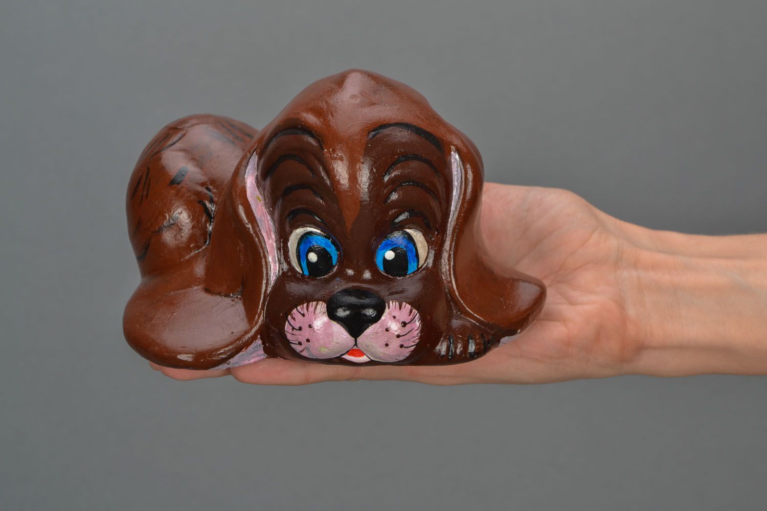 Estatueta de gesso pintada com tintas acrílicas em forma do cão  foto 2