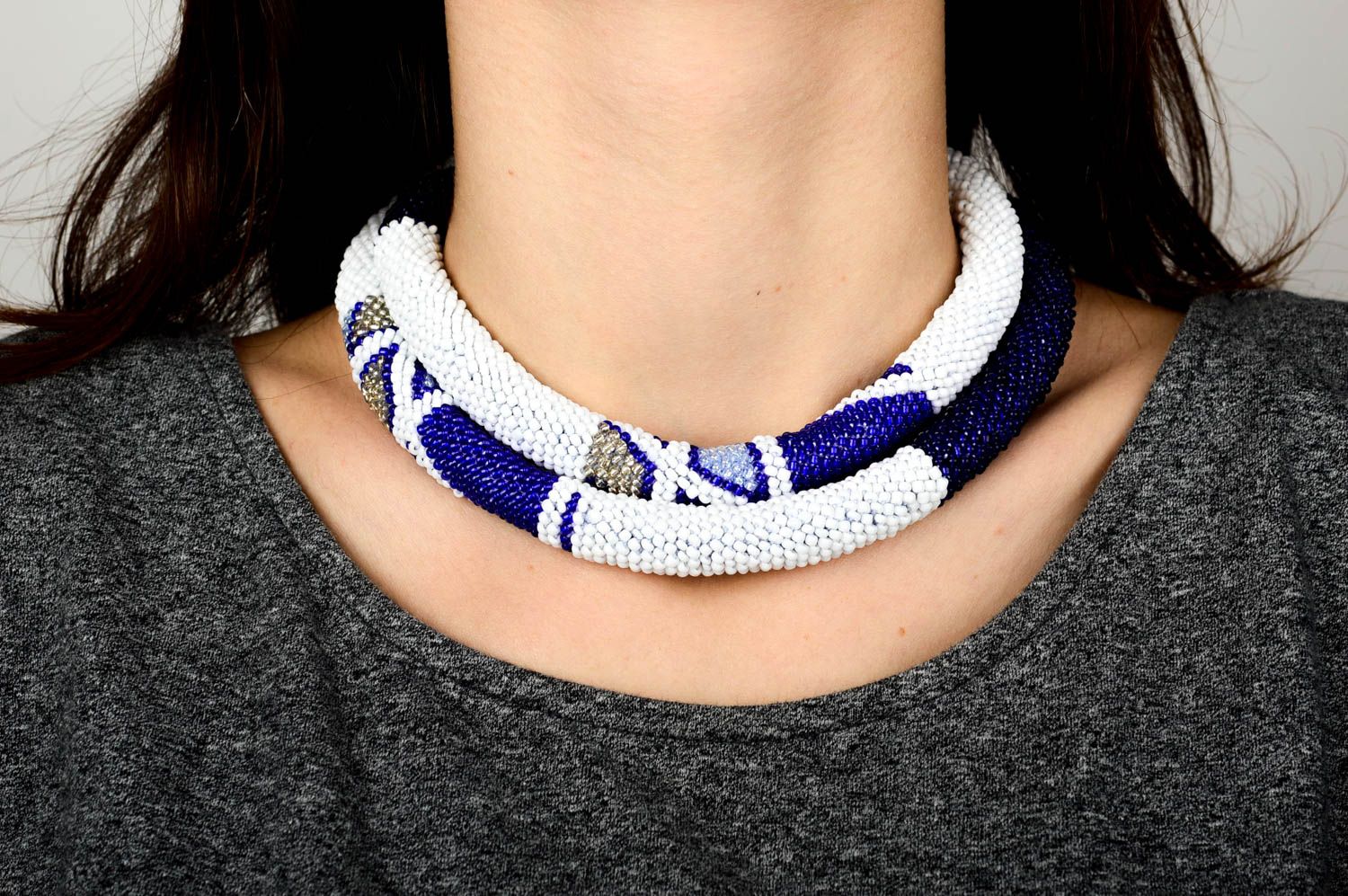 Handmade Damen Collier Glasperlen Halskette Designer Schmuck weiß blaue Litze foto 2