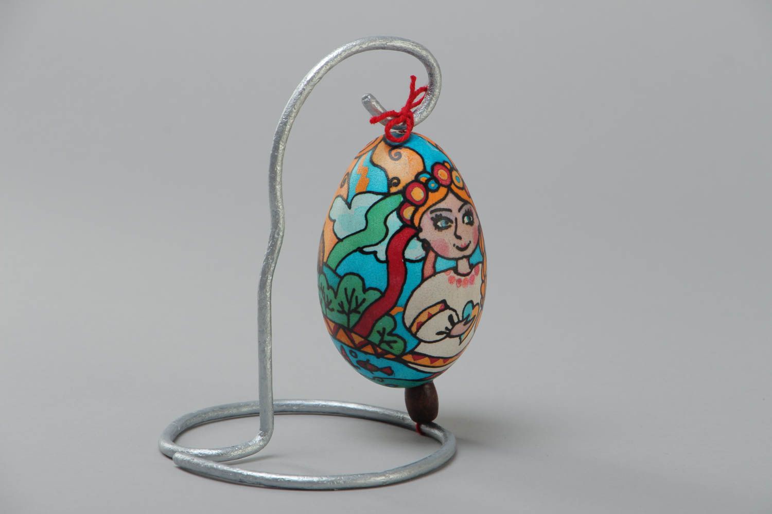 Расписное яйцо на подставке гусиное в восковой технике ручной работы с украинкой фото 2