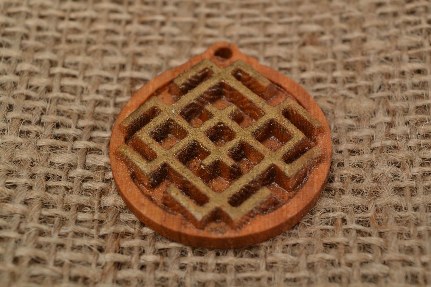 Pendentif amulette en bois de chêne peint rond fait main avec symbole Belobog photo 1