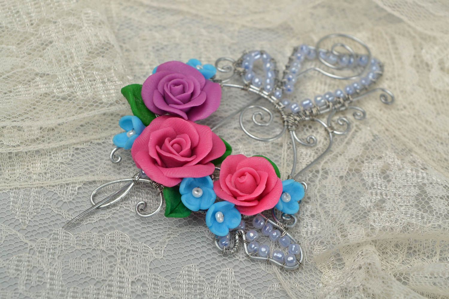 Broche roses faite main en pâte polymère et métal avec belles fleurs bijou photo 1