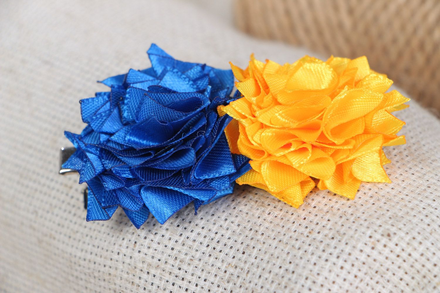 Pinza para el pelo de cintas de raso artesanal con forma de flores amarilla y azul foto 1