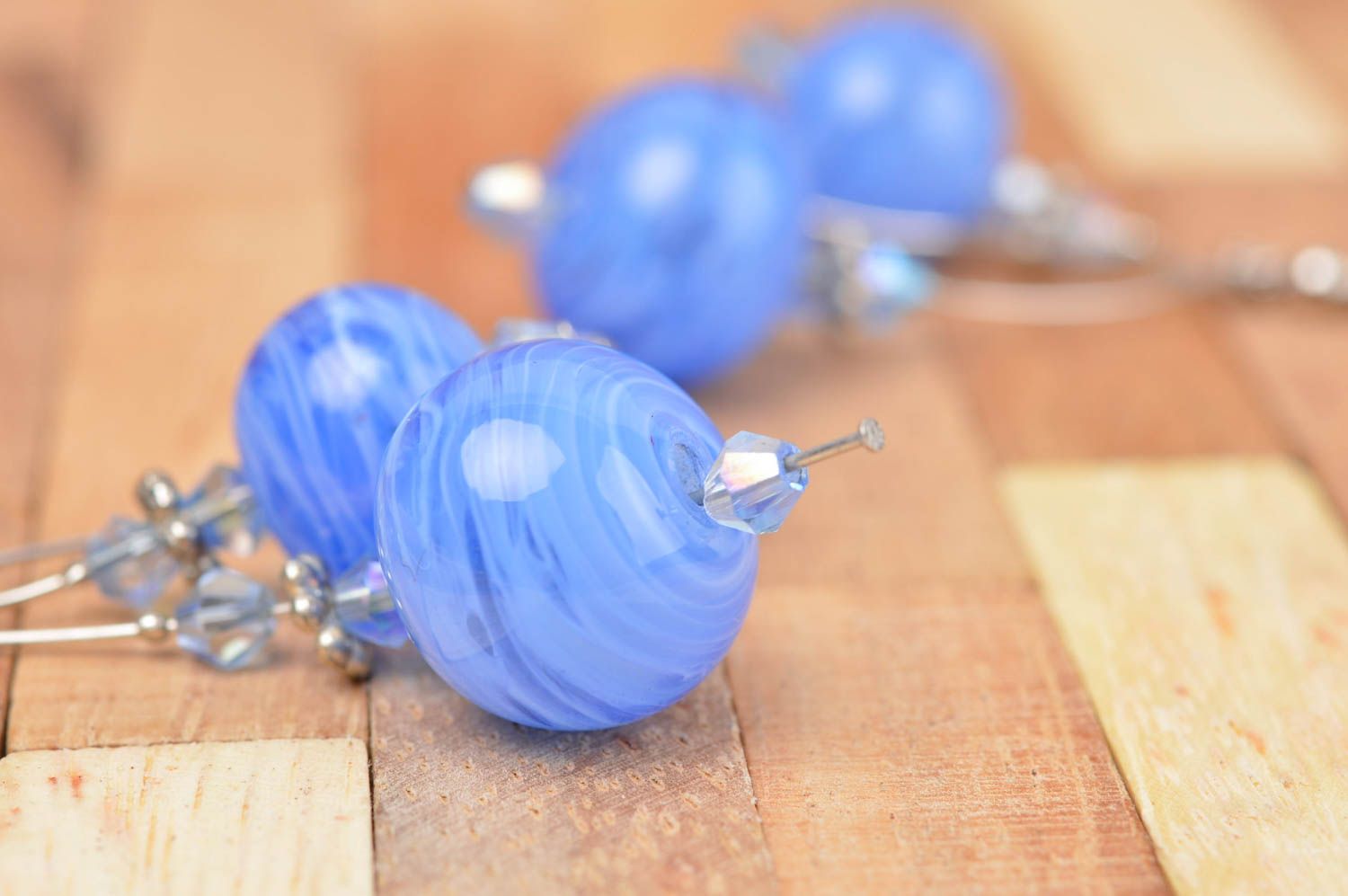 Boucles d'oreilles pendantes Bijou fait main planètes bleues verre Cadeau femme photo 5