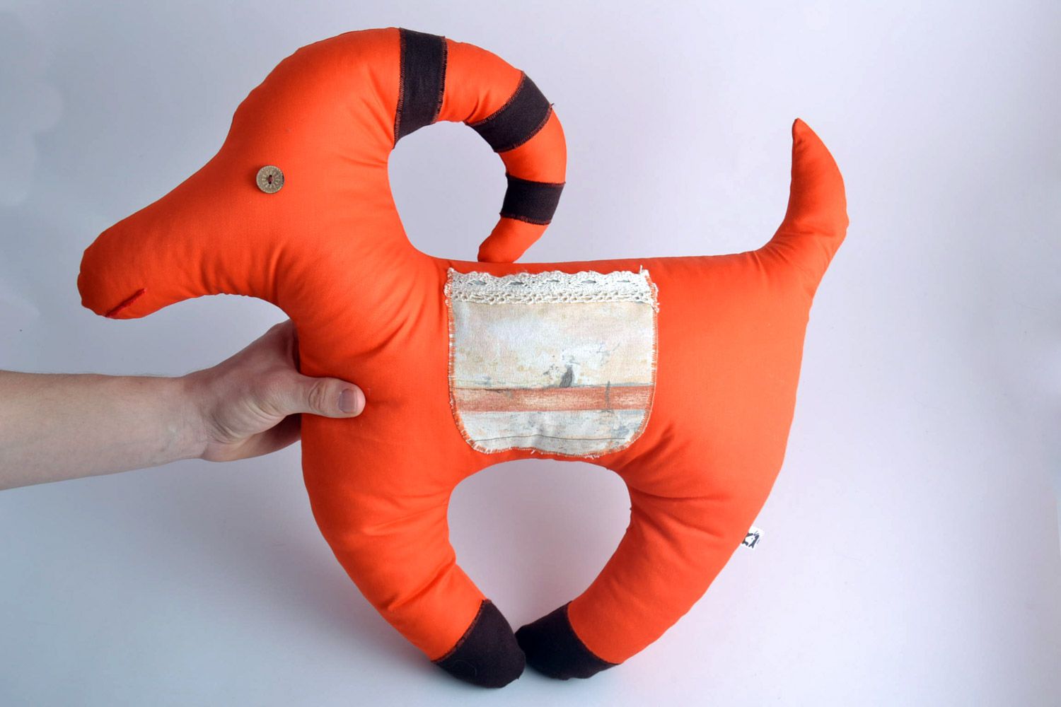 Künstlerisches orange Kissen Spielzeug aus Stoff in Form der Ziege Handarbeit foto 5